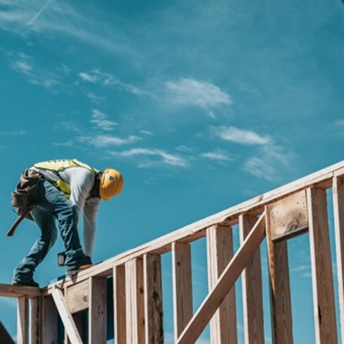 Snickare arbetar på husbygge